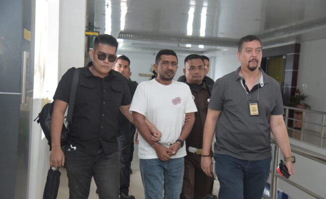 Tim Tabur Kejati Aceh menangkap rekanan proyek Rusun Politeknik Negeri Lhokseumawe, Aulia Riski di Banda Aceh pada Kamis siang, 17 Juli 2025. (Foto: Dok. Penkum Kejati Aceh)