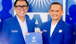 Sekjen DPP PAN, Eko Patrio menyerahkan SK pengurus DPW PAN Aceh kepada Nazaruddin Dek Gam di Rumah DPP PAN, Jakarta, Sabtu (19/72025). (Foto: Ist)