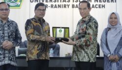 Rektor UIN Ar-Raniry Banda Aceh menyerahkan cenderamata kepada Direktur PKUMI, Prof Ahmad Thib Raya. Dalam Kegiatan Sosialisasi Beasiswa PKUMI-LPDP di UIN Ar-Raniry (10/07/2025). (Foto: Humas Ar-Raniry)