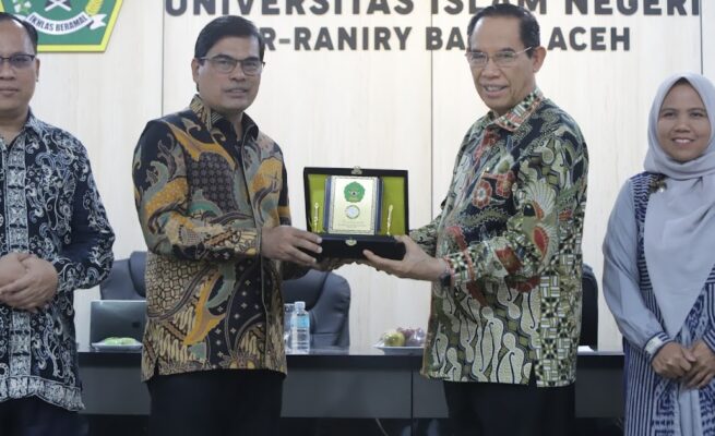 Rektor UIN Ar-Raniry Banda Aceh menyerahkan cenderamata kepada Direktur PKUMI, Prof Ahmad Thib Raya. Dalam Kegiatan Sosialisasi Beasiswa PKUMI-LPDP di UIN Ar-Raniry (10/07/2025). (Foto: Humas Ar-Raniry)