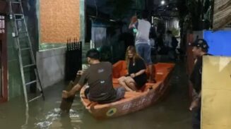 Jakarta 'Tenggelam', 50 Wilayah Kebanjiran Ketinggian Air Sampai 2,7 Meter, Ratusan Warga Mengungsi