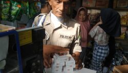 Petugas Satpol PP-WH Aceh Besar bersama petugas Bea Cukai Banda Aceh, menyita rokok ilegal saat penertiban di wilayah Kecamatan Kuta Baro dan Blang Bintang, Aceh Besar, Jum'at (18/7). (Foto: Ist)